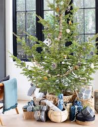 Most of us tend to over decorate every area of our home in order for us to feel happy and cozy during the festive period! 35 Minimalist Holiday Decorating Ideas That Will Spark Joy House Home