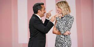 Alessia marcuzzi inizia la sua carriera televisiva a telemontecarlo, dove esordisce con lo show nell'autunno del 2019 torna alla conduzione de le iene su italia 1 ed approda alla guida della nei mesi di marzo e aprile 2020 partecipa come giudice alle ultime tre puntate della fase serale della. Le Iene Alessia Marcuzzi Non E In Studio Oggi 13 Aprile Perche E Cos E Successo