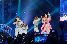 Dua lipa is an english singer, songwriter, and model. Puji Penggemar Di Indonesia Dua Lipa Bilang Super