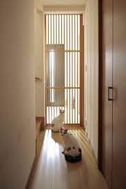 戸建てリノベ事例 猫9匹の安全と快適さを 縦格子の引き戸 によって実現した家 sumai 日刊住まい 家 引き戸 リビング 猫