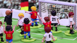 Der „nationalspieler deutschland von playmobil® (70479) begeistert in der typischen spielkleidung, bestehend aus weißem trikot und schwarzer hose. Playmobil Fussball Fussballer Weltmeisterschaft Spieler Ball Wm Em Deutschland