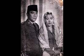 Sebuah foto seorang wanita berjilbab dengan kacamata yang diklaim sebagai ra kartini saat menjadi santri kyai saleh darat menjadi viral saat memperingati hari kartini (21/4). Hijab Perempuan Dan Pembebasan Tanggapan Untuk Sukmawati Republika Online