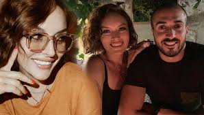 Oyunculuğa merakı lise yıllarından gelen güzel ilk deneyimini karete can dizisiyle yaşamıştır. Ezgi Mola Sevgilisi Mustafa Aksakalli Ile Eglenceli Anlarini Paylasti