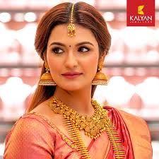 There she awaits, our Muhurat bride, elegantly decked up in Solah Shringar,  to greet her beloved