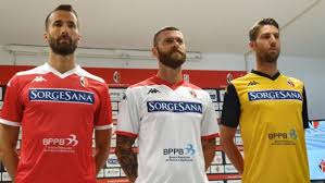 Il bari calcio ha una nuova maglia, stamane è stata mostrata in conferenza stampa. Dela Le Nuove Maglie Come Un Armatura Voglio Aprire Uno Store