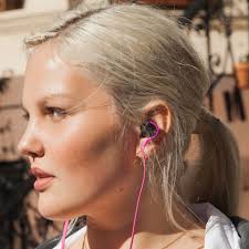 All of us want to have luscious locks that look gorgeous no matter the length and no matter the style. 17 Styling Tricks Women With Fine Flat Hair Need To Know Self