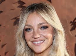 Abby Elliott's Instagram, Twitter & Facebook