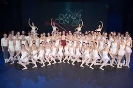 Chi è roberto bolle, il celebre ballerino classico che torna in tv con la terza edizione di danza con me a partire chi è roberto bolle. Roberto Bolle I Sogni Son Desideri Stylepiccoli