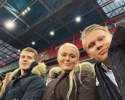 Borussia dortmund'un norveçli yıldızı erling haaland, yunanistan'ın mykonos adasındaki tatilinde adeta etrafa para saçarak esnafın yüzünü güldürüyor. Pin Auf Erling Haaland
