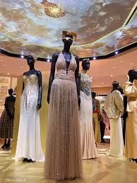 Gli abiti da sera 2019 presentati in passerella a parigi dagli ultimi couturier sono creazioni sublimi di alta sartoria dove è l'impercettibile a fare la. Christian Dior Designer Of Dreams Al V A Di Londra Catartica