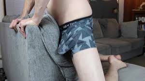 Arrebentando meu sofá até gozar na roupa íntima (gemendo alto)