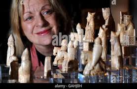 La Lewis Chessmen fabriqués à partir de l'ivoire de morse et les dents des  baleines c'est chevalier sur son cheval et la Reine c'est une réplique en  résine Photo Stock