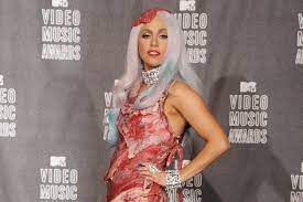 Im jahr 2010 sorgte lady gaga mit dem von brandon maxwell designten fleischkleid für aufsehen. Lady Gaga Designer Ihres Fleischkleides War Veganer Gala De