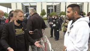 Heute hasst und hetzt er aus der kochbuchautor und unternehmer attila hildmann äußert sich in seinen chaträumen offen. Star Koch Attila Hildmann Verbreitet Corona Verschworungstheorien Supermarkte Entfernen Seine Produkte Promiwood