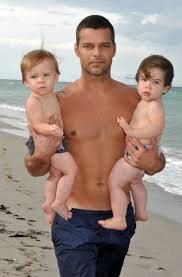 Immerhin basiert sein erfolg nicht nur auf seiner stimme, sondern auch auf seinem hübschen gesicht, das ihm zum frauenschwarm machte. Doch Doch So Einen Mann Gibt Es Wirklich Und Der Heisst Ricky Martin Stuttgarter Zeitung