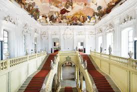 Il palazzo venne progettato da uno degli architetti più importanti del barocco, johann balthasar neumann, su commissione del principe vescovo johann philipp franz von schönborn e del fratello friedrich carl nel 1720 e venne ultimata nel 1744. Residenz Wurzburg Das Frankische Weinland