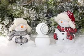 Wir bieten hier zahlreiche schneemann bilder zum herunterladen an. Lustige Schneemanner Bauen Einen Schneemann Fototapete Fototapeten Weihnachtlich Geben Lachen Myloview De