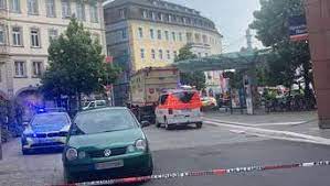 People were on their way when the man with the knife in his hand appeared at barbarossaplatz in wurzburg. Pgaikstezf 5nm