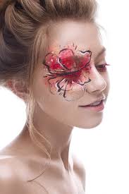 Una Chica Joven Con Un Maquillaje Creativo Bajo La Forma De Flor Del  Rojo-oro En Su Ojo Modelo Hermoso En La Imagen De Una Flor D Foto de  archivo