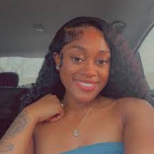 Kelly Smalls's Instagram, Twitter & Facebook