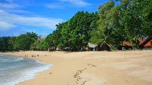 Jika cuaca sedang bersahabat dan tidak ada kabut, dari lubang tersebut pengunjung bisa melihat keberadaan gunung anak krakatau. Pantai Karang Bolong Anyer Htm Rute Foto Ulasan Pengunjung