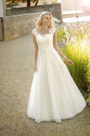 Leichtes, schlichtes brautkleid mit spitzenbelegten trägern und mehrfach gestuftem rock, für einen tag der. Kleemeier Brautkleider Festliche Kleider Dessous Brautmode Brautkleid Kleider Hochzeit