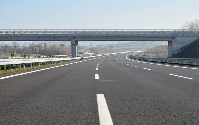 Highway vs Freeway: Understanding Key Differences Between Road Types -  Setareh Law