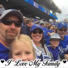 The mama bear is having just as much fun as her cubs ⛳️🐻