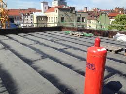 Flachdachabdichtung Aus Bitumenbahn Als Dampfsperre Und Notabdichtung Dach Dachdecker
