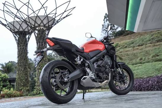 Honda CB 650R E-Clutch vira a chave pra 2027 com novas cores, o preço público sugerido + frete ficou na faixa de R$ 59.560,00, lembrando que o modelo é o único no