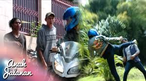 Beli jaket bomber hoodie alan walker anak anak jalanan anime anti air ariel army b g bayi bloods bolak balik. Rio Membuat Keributan Dengan Memakai Jaket Aj Anak Jalanan 31 Juli 2016 Youtube