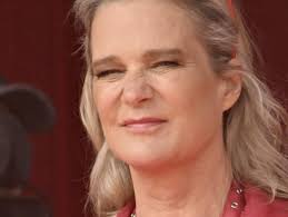 Marche: Lisa Lebrun, qui avait tué son papa d'un coup de couteau, acquittée  par la Cour d'appel