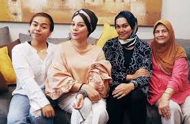 Seorang photojournalist yang selalu mengemaskini pengetahuan tentang gajet & teknologi terbaharu dan masih setia menjadi penulis portal hiburan & gaya hidup sepenuh masa sejak tahun 2007. Sedap Suara Dia Mewarisi Ayah Dia Berita Kopak Media