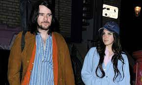 Find the latest tracks, albums, and images from barrie james o'neill. Lana Del Rey Barrie James O Neill Ihr Freund Dementiert Trennung Gala De