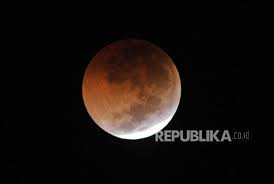 Salah satu sajian alam yang juga termasuk langka ini adalah gerhana bulan. Gerhana Bulan Total Terjadi 26 Mei Saat Waisak Republika Online