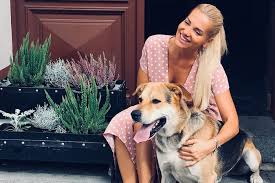 9 zdielať pozrite si tento príspevok na instagrame. Spevacka Dara Rolins Ma Navlas Rovnaku Dvojnicku Dokonca Maju Rovnaky Aj Vek Pozrite Ako Sa Podobaju Feminity Sk