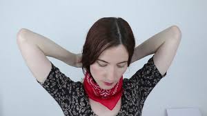 Portez votre bandana de poche avec un costume (dans une occasion moins formelle) pour obtenir la mise à niveau de style ultime. 3 Manieres De Porter Un Bandana Wikihow