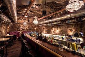 We booked a table at the hotel's steak house for dinner and it is a good thing we did because it was full. Kurzreise Fur Romantiker Steak Fans Und Gin Liebhaber Boutique Hotel Traumerei 8 Steakhouse Auracher Lochl Und Weltgrosste Gin Bar Stollen 1930 In Kufstein Tirol Genussreisen De