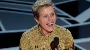 Frances mcdormand est une actrice, productrice américaine. Film Frances Mcdormand Als Kampferische Mutter