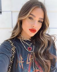Ezgi Findik Na Instagramu Red Lips X1f444 Cuando Llega Chicago Primavera Siempre Apetece Renovarse 2020 Sac Rengi Fikirleri Boyali Sac Sarisin Makyaj