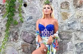 Selin ciğerci 5 yıldır birlikte olduğu futbolcu sevgilisi gökhan çıra ile görkemli bir düğünle evlendi. Selin Cigerci Vergi Rekortmeni Oldu Gercek Gundem