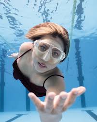 Grace in stillness. Power in every breath. She doesn't need waves to prove  her strength — she creates her own. 🌊 静中藏力量， 一息一呼皆自信。 无需海浪， 她本身就是力量的涌动。🌊  #FemaleEmpowerment #UnderwaterArt #LifeFreediving ...