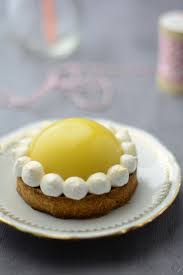 Tartelettes Dome De Citron Et Framboises Meringuees Gateaux Et Desserts Mini Tarte Et Dessert Individuel