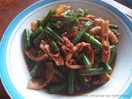 Sajikan dengan ketupat dan taburan bawang goreng. Sotong Masak Kicap Campur Kacang Panjang