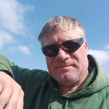 Can someone put me in all black and change the background please?