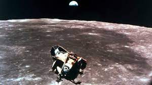 Misi ini berhasil mendaratkan manusia ke permukaan bulan sekaligus mencatatkan sejarah bagi amerika serikat di tengah perang dingin dengan dua astronaut as yang berhasil menginjakkan kaki di bulan yaitu neil armstrong dan edwin buzz aldrin. Bulan Bukti Foto Mematahkan Teori Konspirasi Pendaratan Apollo 11 50 Tahun Lalu Bbc News Indonesia