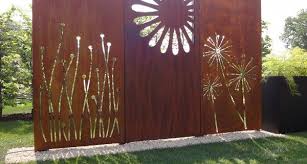Corten Acel Nemesrozsda Kert Gyongyver Kertjei Privacy Fence Designs Fence Design Small Backyard Design
