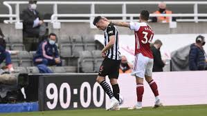 Fabian schär prefers to play with right foot. Fabian Schar Bei Niederlage Gegen Arsenal Vom Platz Gestellt Suedostschweiz Ch