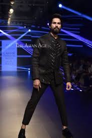 Poshmark makes shopping fun, affordable & easy! Lfw Janhvi Shahid Disha Karisma Others Ace Fashion Game On The Ramp
