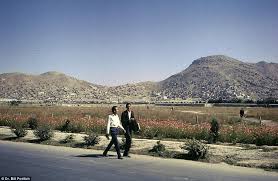 Για ανθρωπιστική καταστροφή στο αφγανιστάν καθώς η προέλαση των ταλιμπάν έχει αναγκάσει δεκάδες χιλιάδες ανθρώπους να εγκαταλείψουν τα σπίτια τους, ενώ εξαπλώνεται και η πείνα. H Zwh Sto Afganistan Prin Toys Talimpan Gynaikes Me Kontes Foystes Xwris Mpoyrgka Kai Andres Me Xamogelo Eikones Kosmos Iefimerida Gr